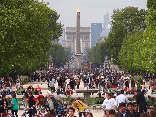 Vista do Jardim de Tuileries com o Arco ao fundo.