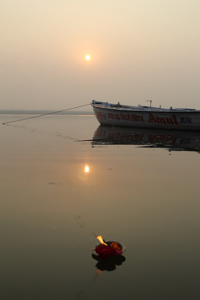 Nascer no sol no Rio Ganges