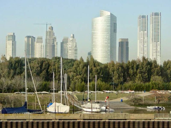 Vista de Puerto Madero no caminho para Colônia.