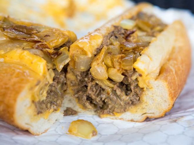 Filadélfia: Onde comer o famoso CheeseSteak, símbolo culinário e patrimônio cultural da cidade