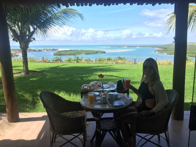 Café da manhã servido na varanda do quarto!