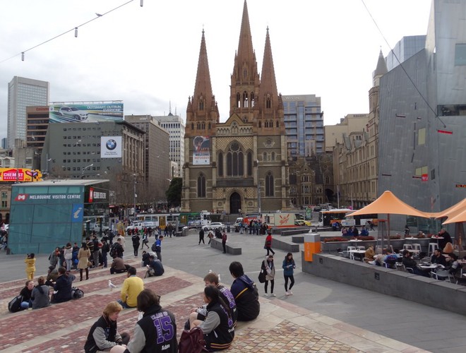 Catedral de St. Paul's vista da Federation Square.