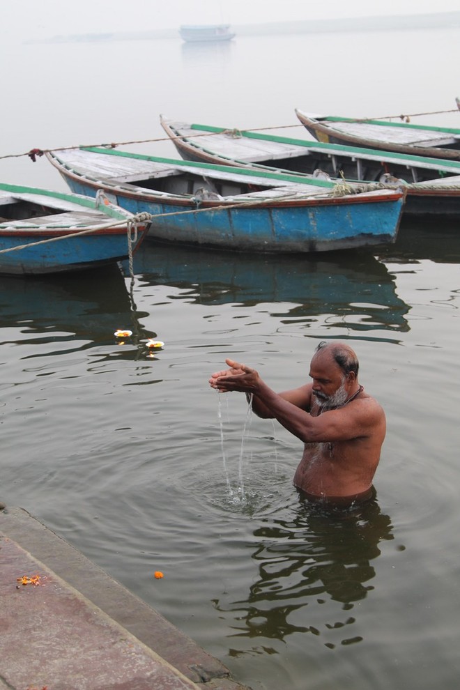 Hindu se banhando no Rio Ganges