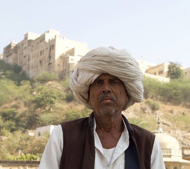 Vendedor na porta do Forte de Jaigarh