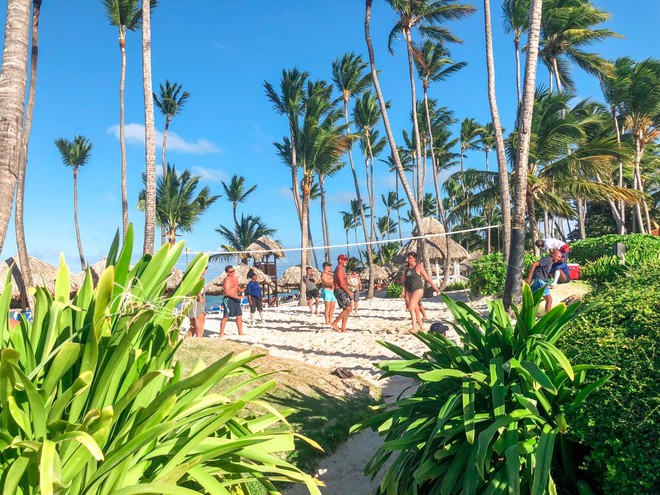 Hóspedes aproveitando o dia ensolarado para praticar voleibol