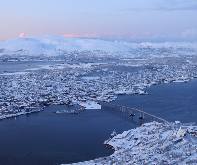 Vista do alto de Tromso.