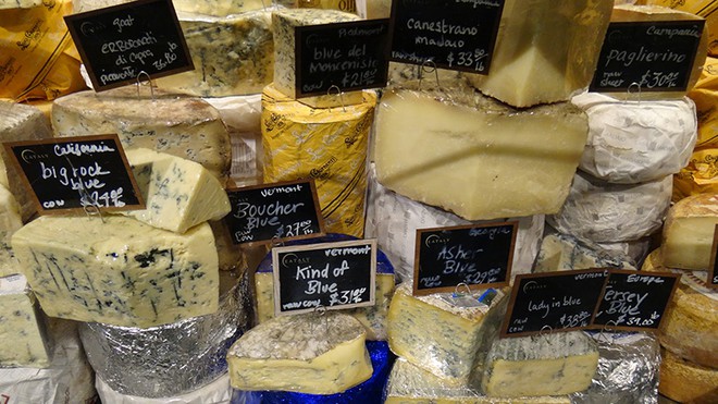 Diversos queijos e vinhos italianos.