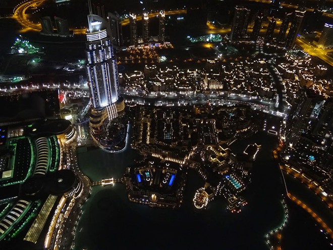 Nesta foto tem o Dubai Mall na parte esquerda da foto e o Souk no centro.