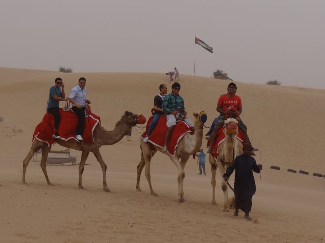 Um passeio pelo deserto dos Emirados Árabes.