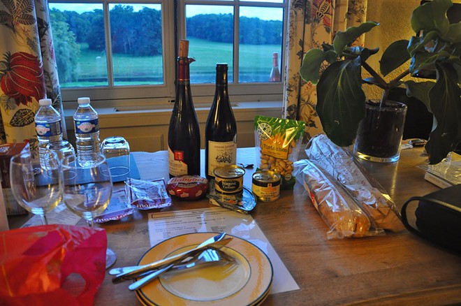 lanche no quarto regado a muito vinho e foies gras (figado de ganso). Lá essas iguarias são bem em conta.