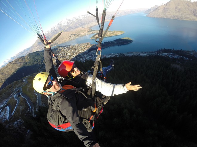 Um voo de Paraglider em Queenstown.