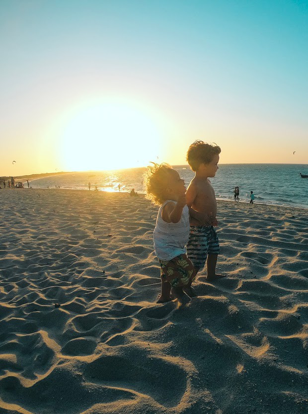 Os meninos soltos e felizes pela praia