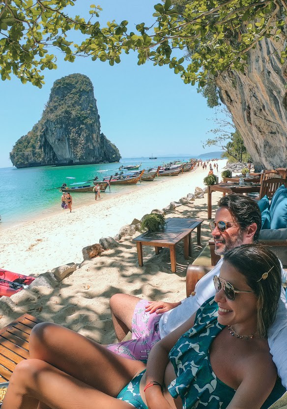 No restaurante The Grotto, com vista para a Phranang Cave Beach