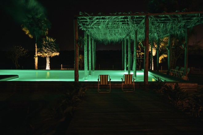 A piscina à noite