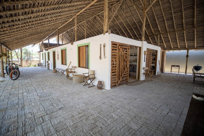 A antiga casa de pescador foi reformada em um projeto arqutetônico irreverente e preservacionista da tradição local
