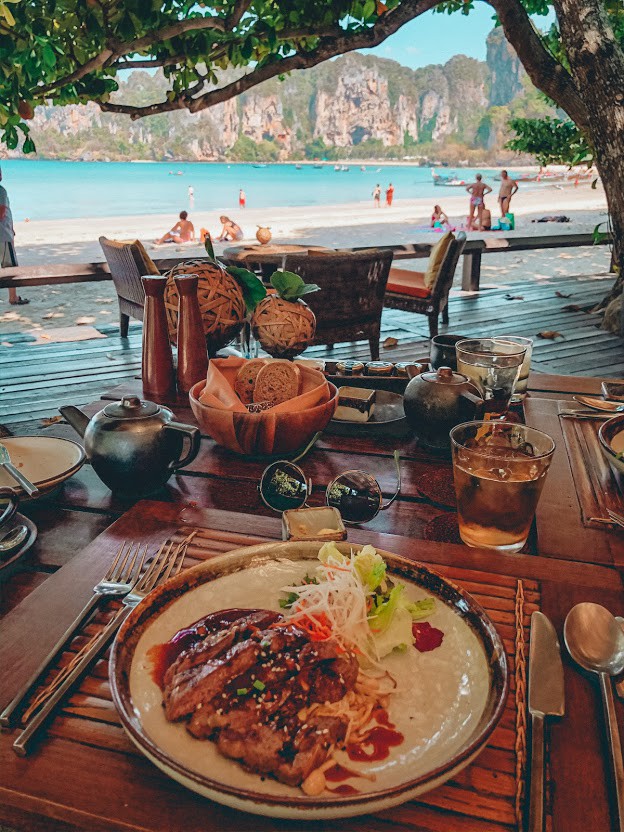 Parece almoço, mas é o café da manhã incríiiivel servido no Raitalay Terrace, do Rayavadee