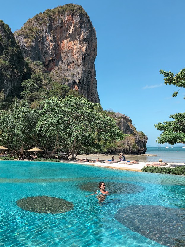 Revezamento entre praia e piscina