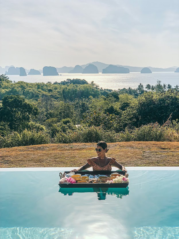 Café da manhã na piscina