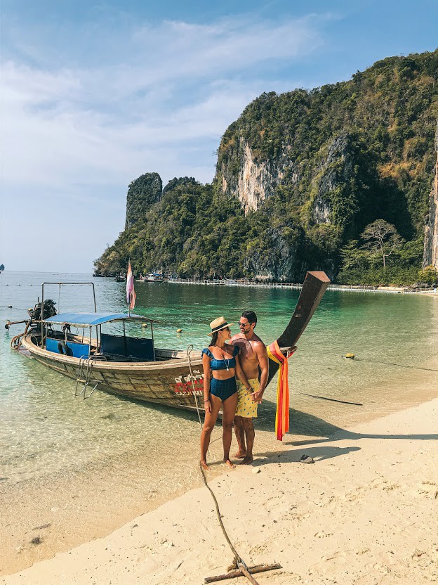 Foto clássica da Tailândia em frente a um long tail boat