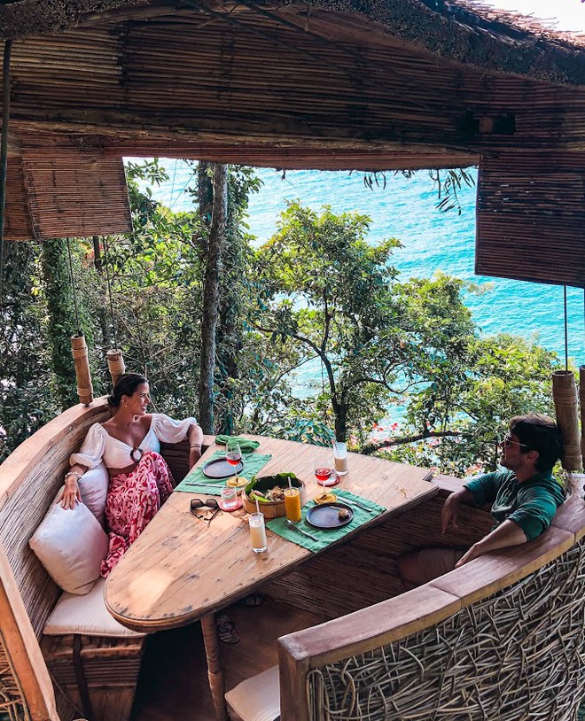 Nas alturas, tomando um vinho com vista para a floresta e para o mar