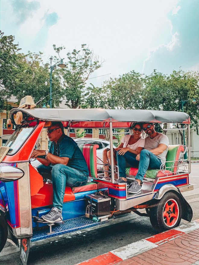 De tuk-tuk pelas ruas de Bangkok