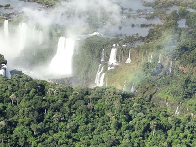 Um passeio de helicóptero pelas Cataratas do Iguaçu.