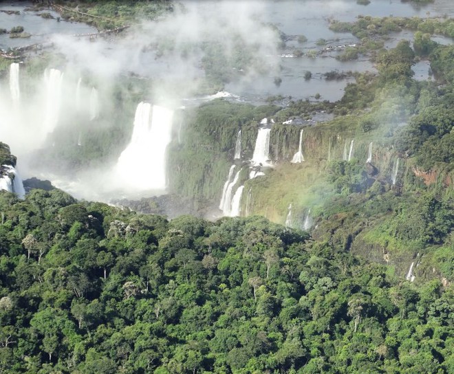 Um passeio de helicóptero pelas Cataratas do Iguaçu.