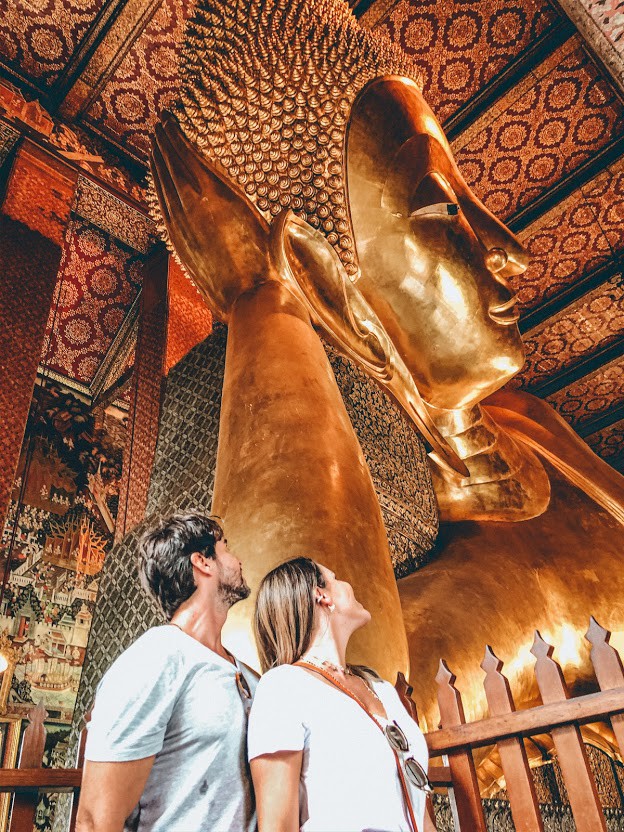 Contemplando o monumental Wat Pho, o templo do Buda deitado