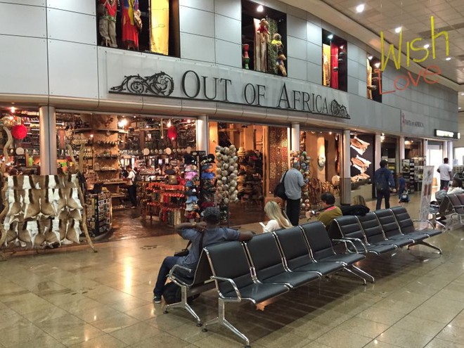 Compras de artesanato no aeroporto de Joanesburgo.